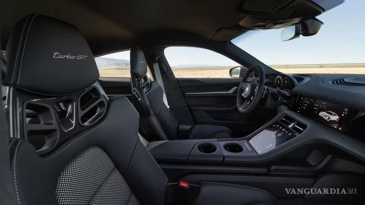 $!Los asientos de fibra de carbono ofrecen una posición de manejo inspirada en la competición.