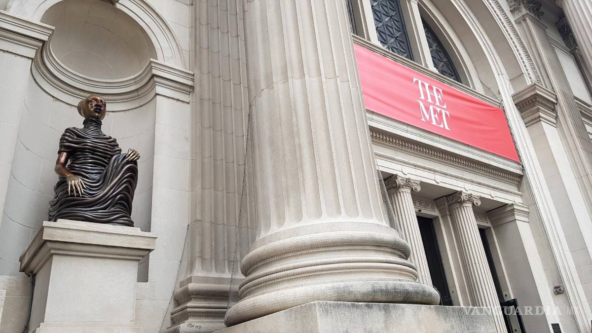 $!Una de las cuatro cariátides creadas por la escultura keniata-estadounidense Wangechi Mutu que adornan desde septiembre de 2019 las cuatro hornacinas de la entrada al Museo Metropolitano de Nueva York (The Met). EFE/ Jorge Fuentelsaz