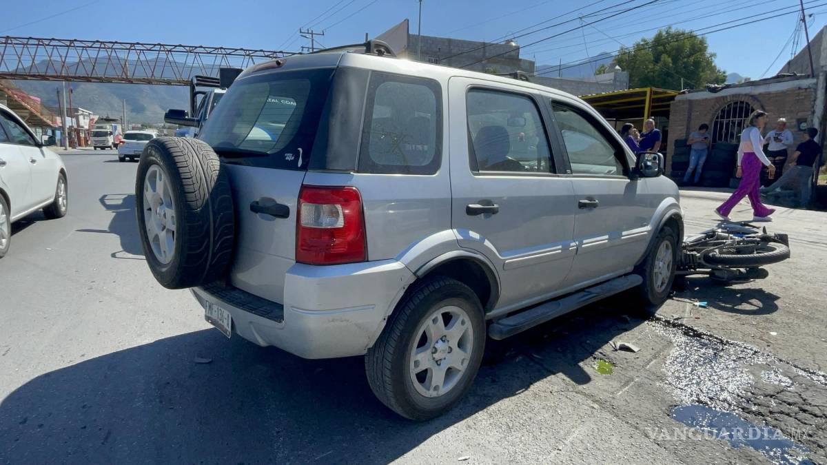 Saltillo: Retorna a media calle y embiste a motociclista