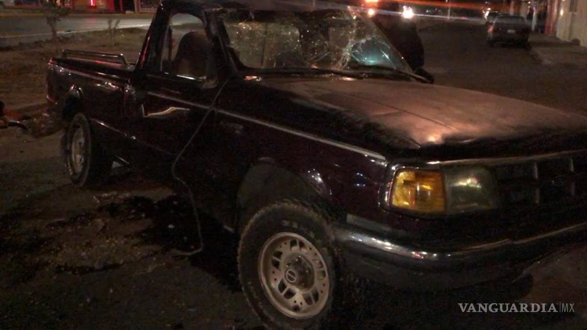 $!Atropella a motociclistas, vuelca y huye, dejando su camioneta