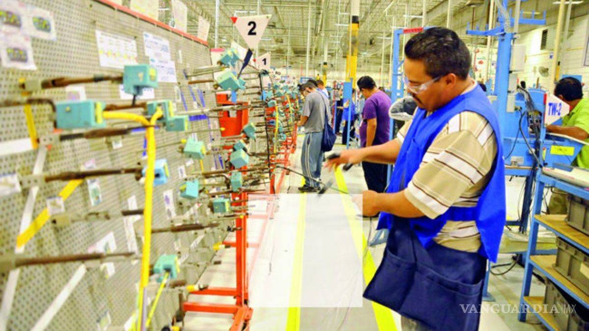 Suma productividad laboral un año y medio en declive