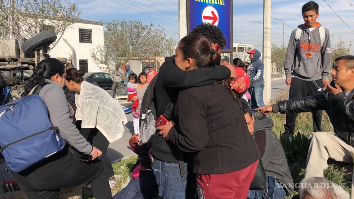$!Accidente en Saltillo entre camión de pasajeros y tráiler, deja al menos 30 lesionados (Video)