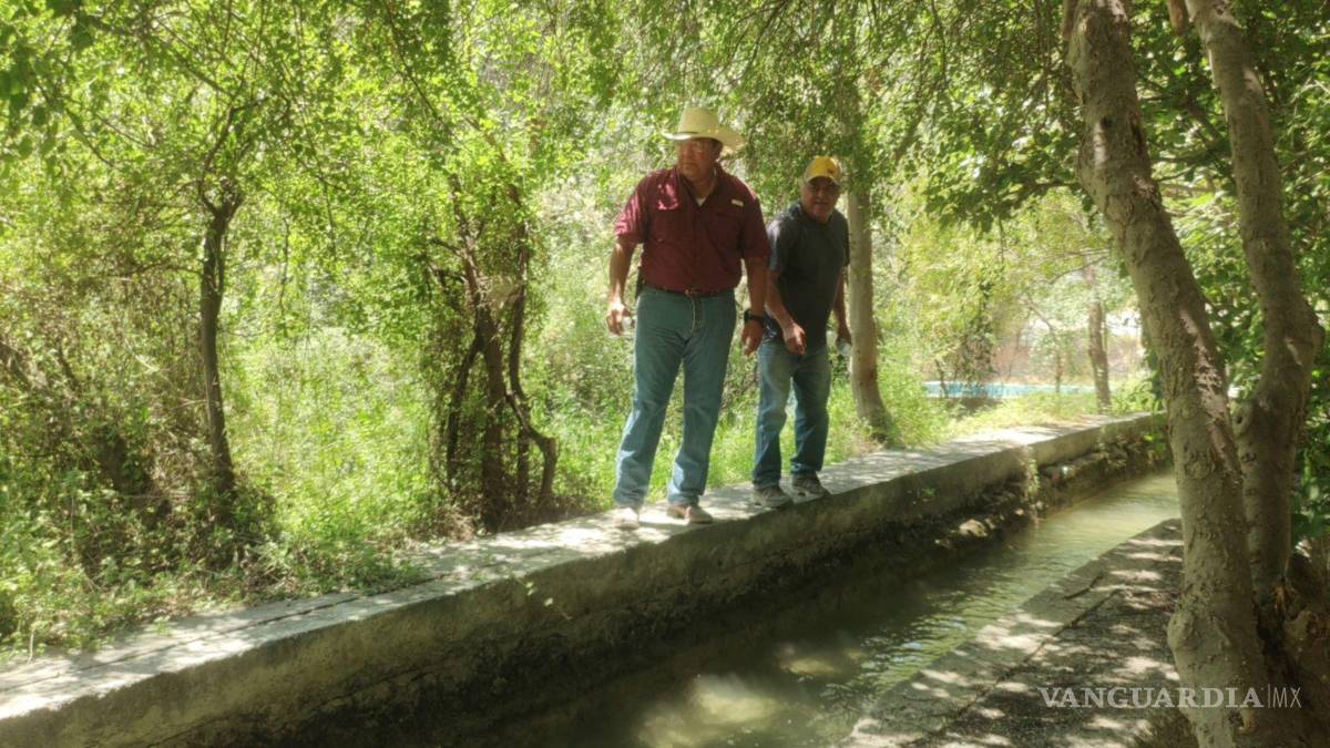$!El alcalde de Frontera, Roberto Piña, acompañado de ejidatarios, recorrió el lugar.