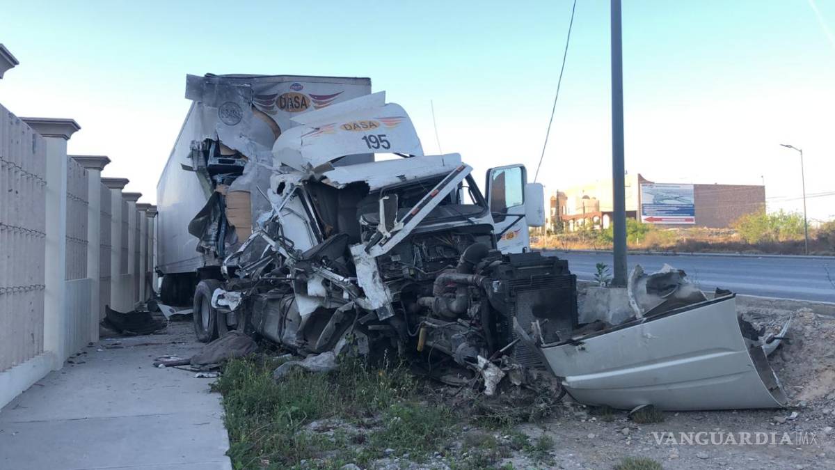 Trailero se debate entre la vida y la muerte luego de dormitar y chocar en Ramos, Coahuila