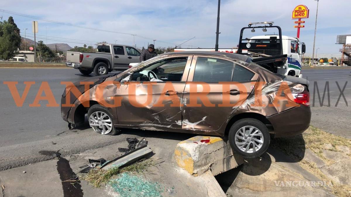 Conductor pierde el control y se vuelca en Ramos Arizpe