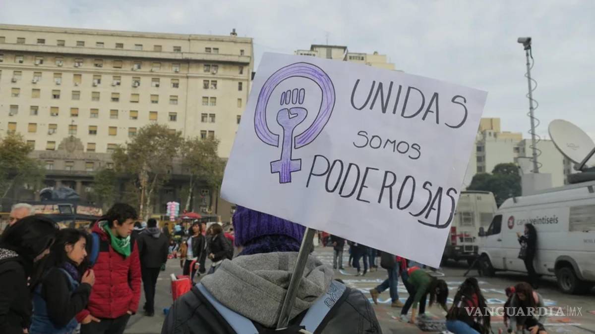 $!Vista de una persona que muestra un cartel en contra de la violencia de género y en favor de los derechos de las mujeres en Argentina, en una fotografía de archivo.