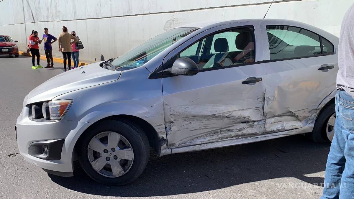 Se sigue de frente y ocasiona accidente en Saltillo