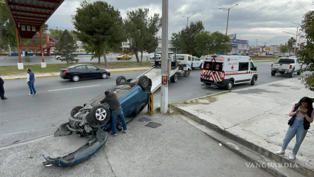 Auto recién reparado lo convierten en chatarra tras volcadura, en Saltillo