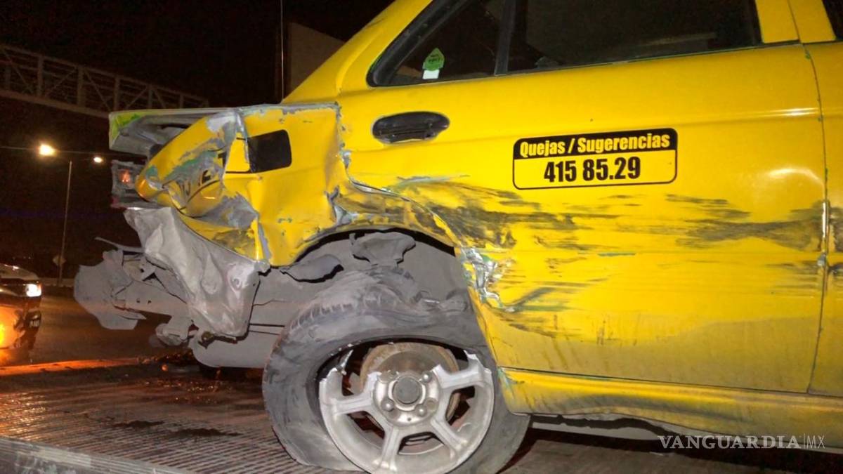 $!Chocan taxista y conductor en Saltillo, casi se agarran a golpes