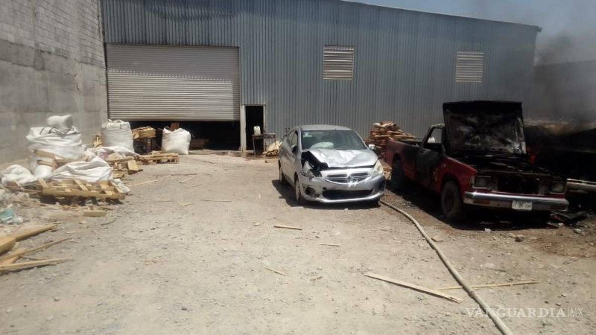 Incendio en corralón de Saltillo deja varios autos afectados