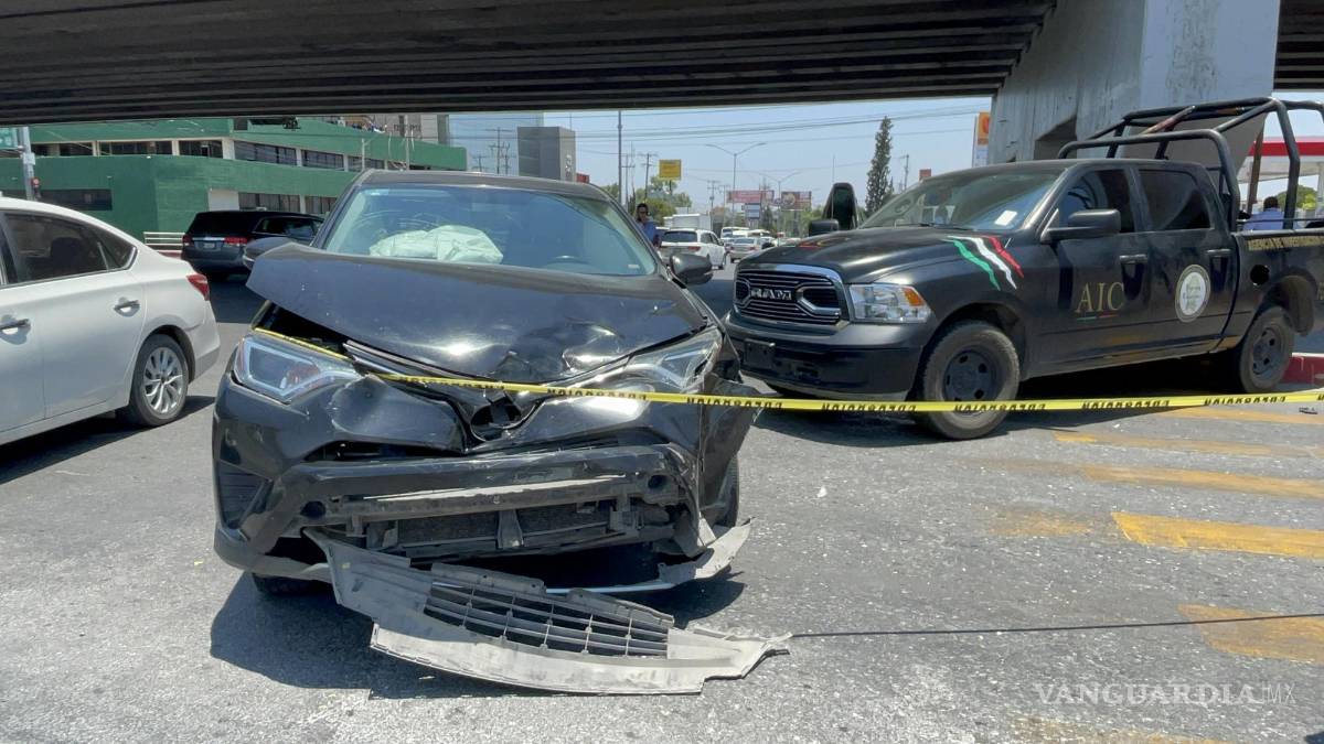 $!Una unidad de la Fiscalía General del Estado que acudía a la emergencia, fue impactada por una camioneta.