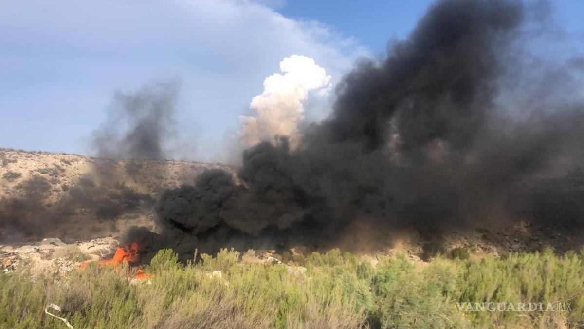 $!Se incendia tiradero clandestino en el Libramiento Flores Tapia