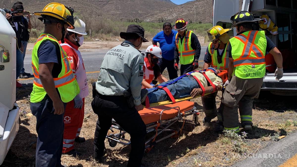 Queda grave tras intentar ganarle el paso a una pipa en la carretera Saltillo-Torreón