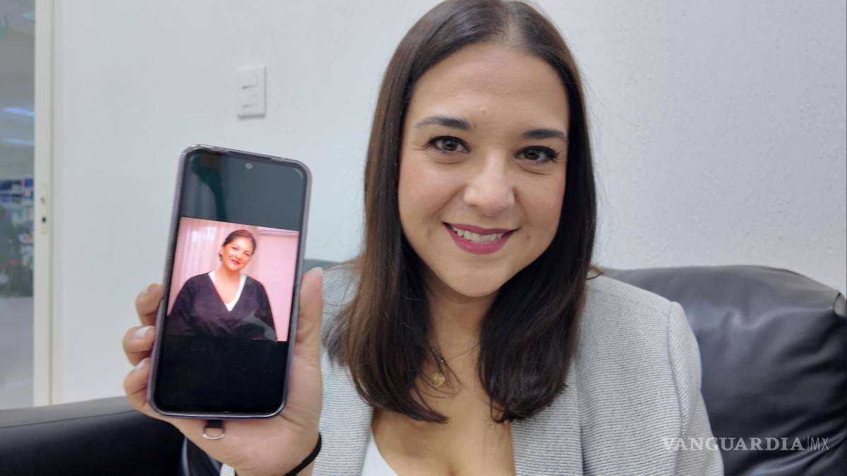 $!Indiria Mendoza, hija de doña Guadalupe, muestra orgullosa una foto de su madre, donadora de órganos.