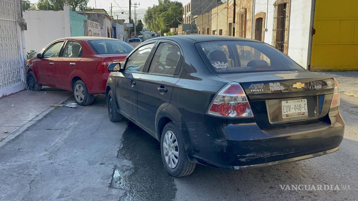 Camioneta impacta autos de manera intencional en el centro de Saltillo; origina fuga de gas (videos)