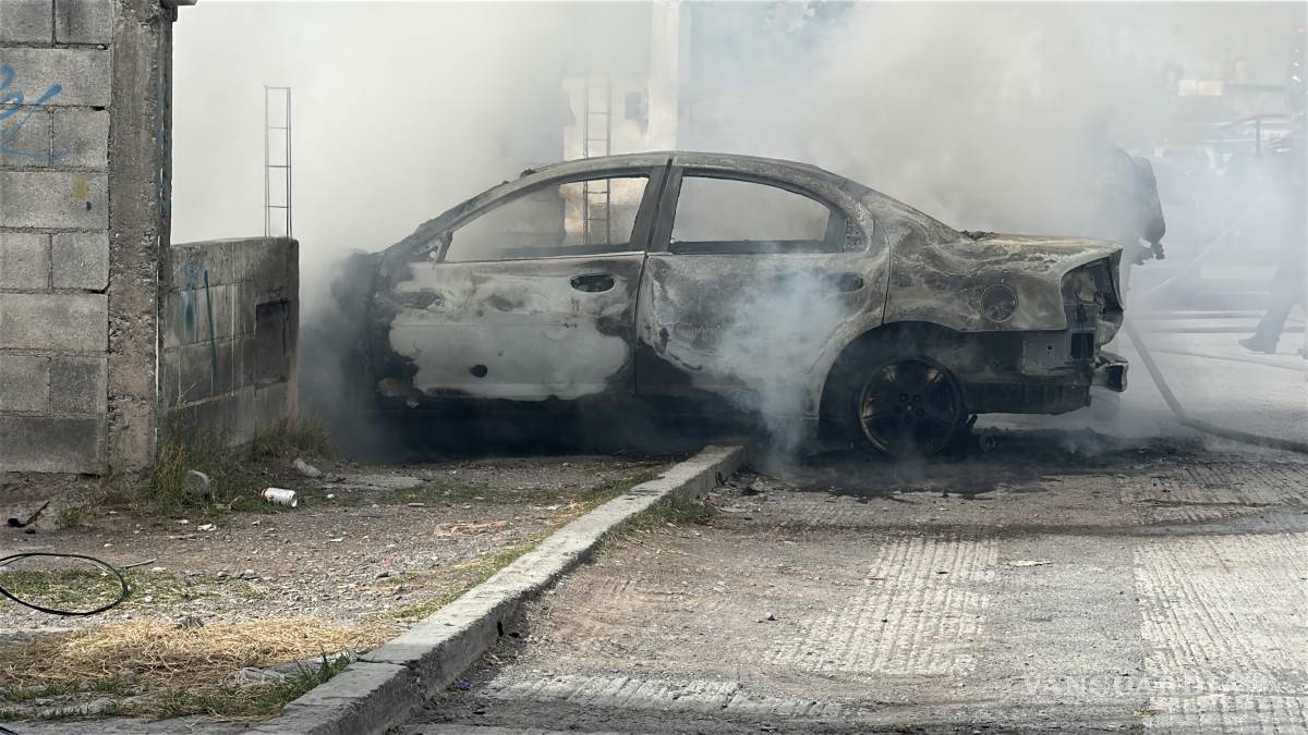 Sujeto le prende fuego a su propio auto, en Saltillo