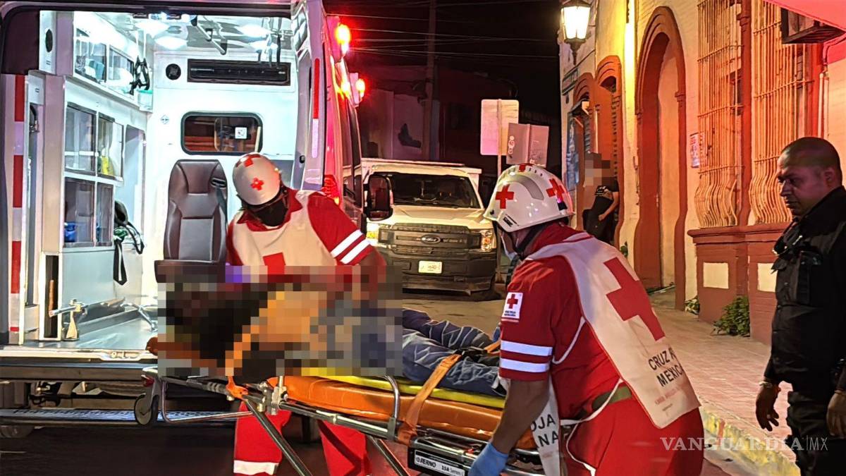 $!Ambos jóvenes fueron llevados al Hospital General con heridas graves y sin poder ser identificados.