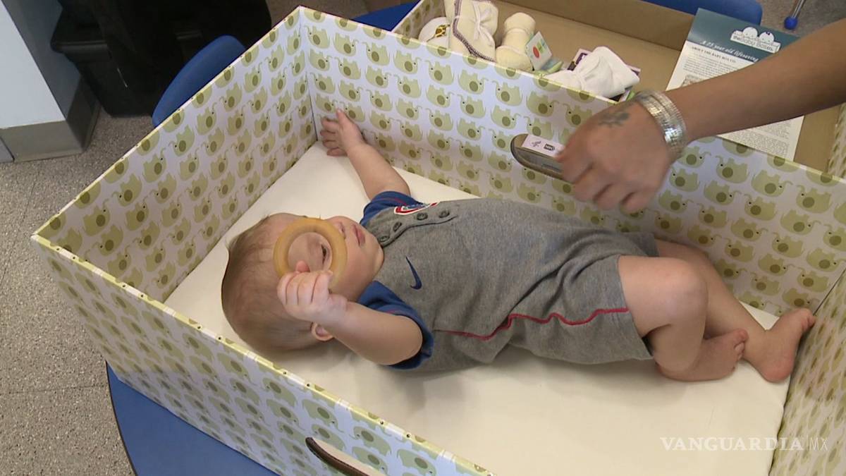 $!¿Por qué hay bebés de todo el mundo durmiendo en cajas?