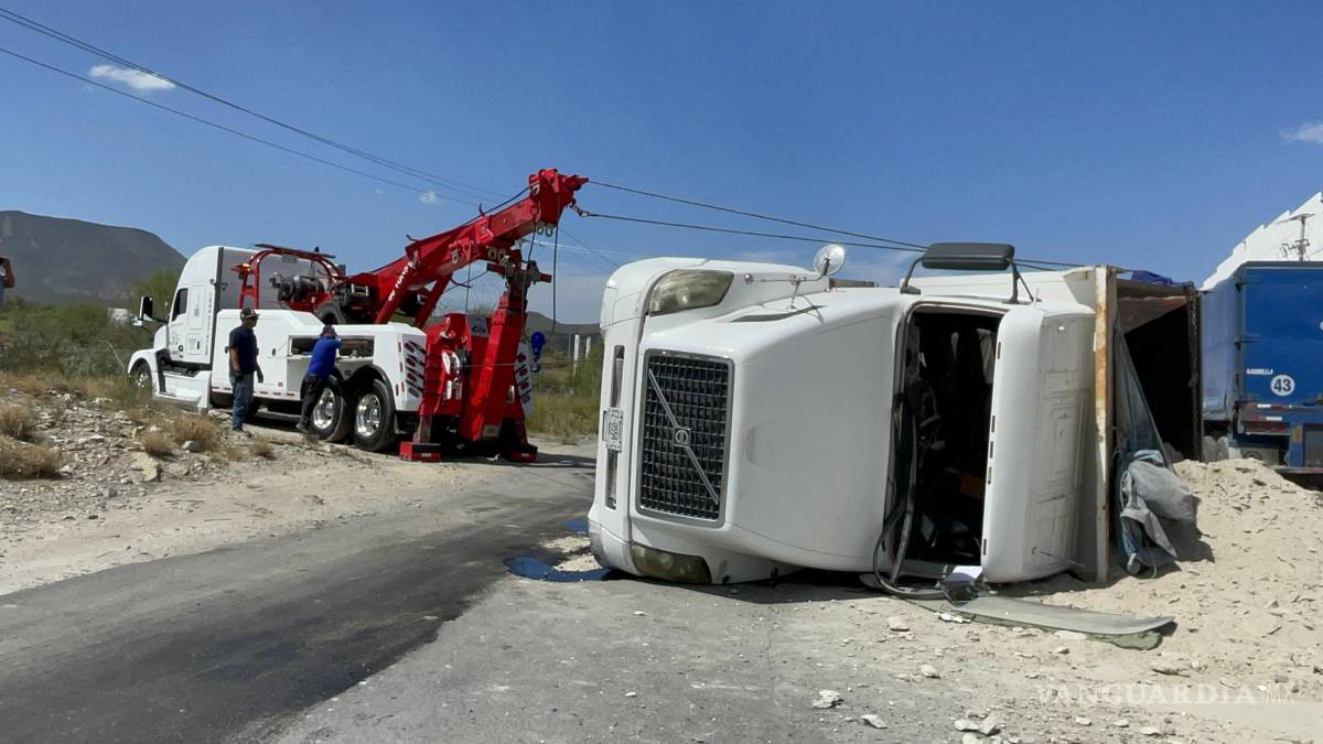 Camión sufre volcadura en la carretera a Monclova