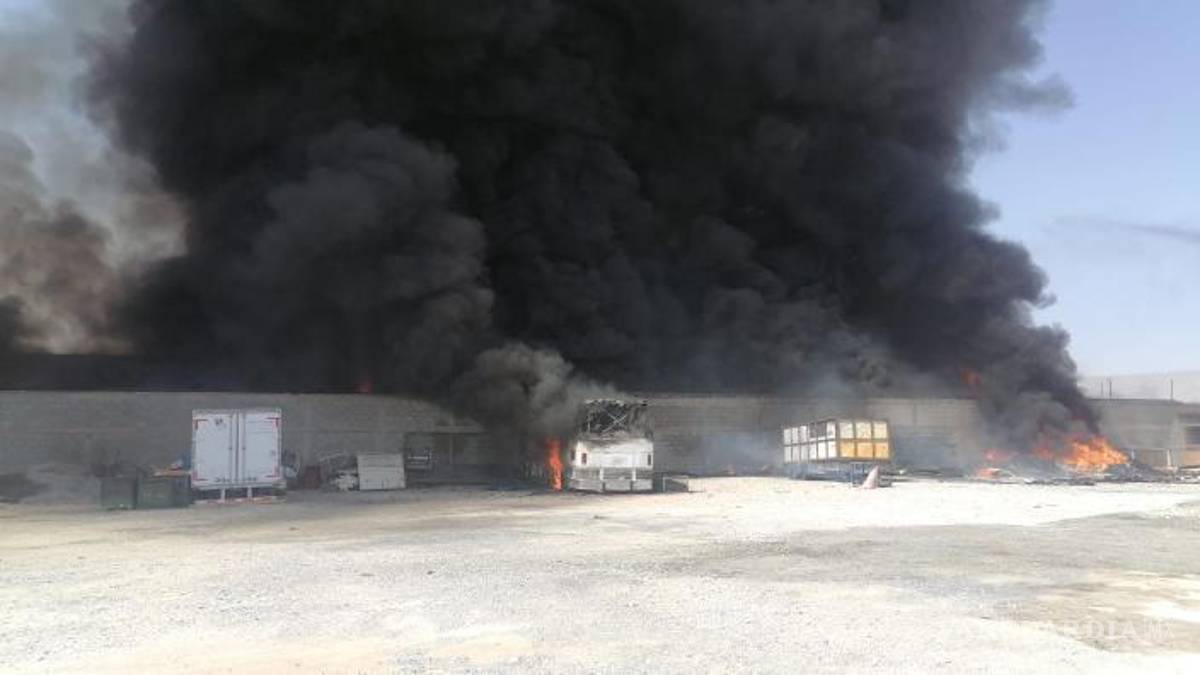 Arde recicladora en Torreón, cuerpos de bomberos se movilizan