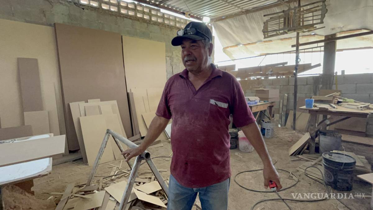 $!Macario Hernández tiene más de 30 años como carpintero y es en su casa donde ha montado su taller. Asegura que seguirá en el oficio mientras haya trabajo.