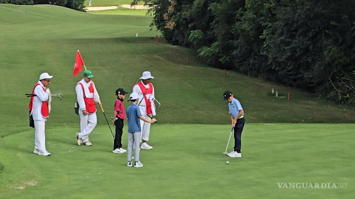 $!El joven golfista del Club Campestre Saltillo continúa su racha ganadora en el circuito infantil.