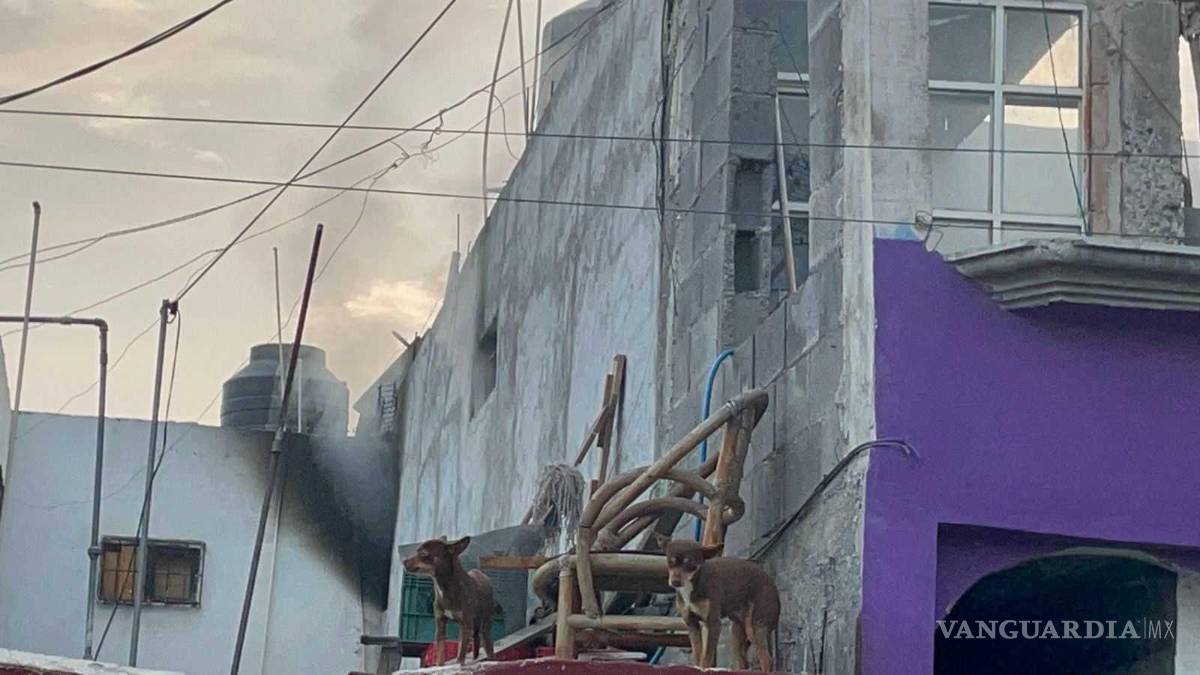 $!Los residentes del domicilio lograron salir de la casa y fueron auxiliados por vecinos.