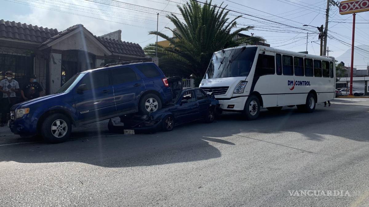 Chofer iba exceso de velocidad y provoca aparatosa carambola en colonia de Saltillo