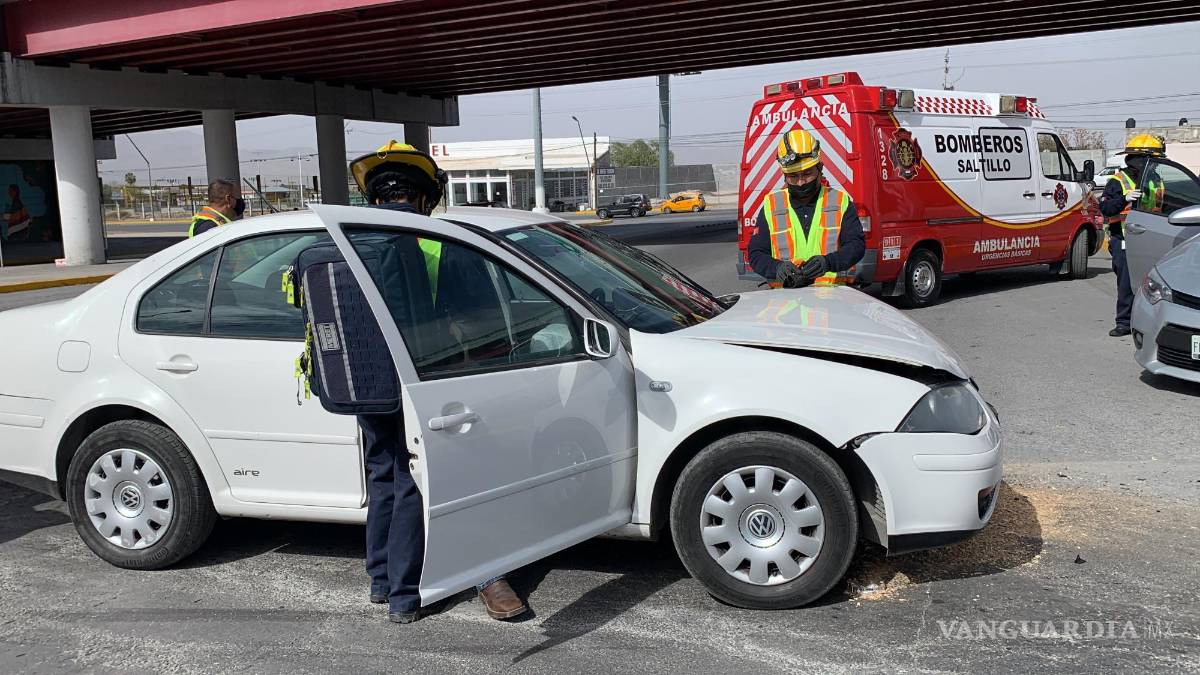 Se pasa el alto y choca contra otro vehículo en el Fundadores