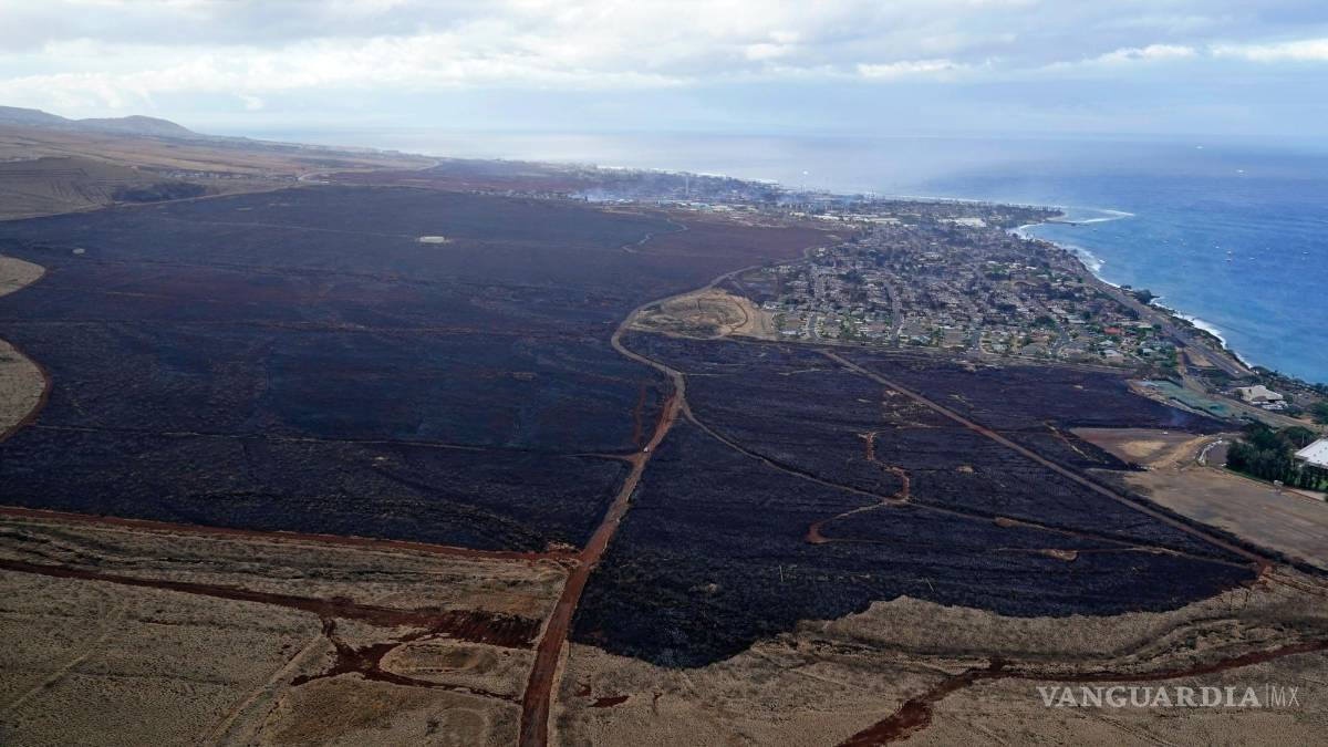 $!La devastación de los incendios forestales se ve fuera de la ciudad de Lahaina, Hawái.