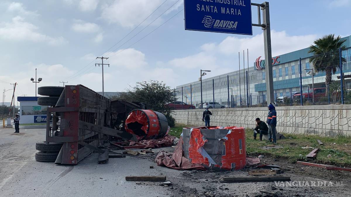 Le gana el peso y vuelca en parque industrial Santa María; pierde carga