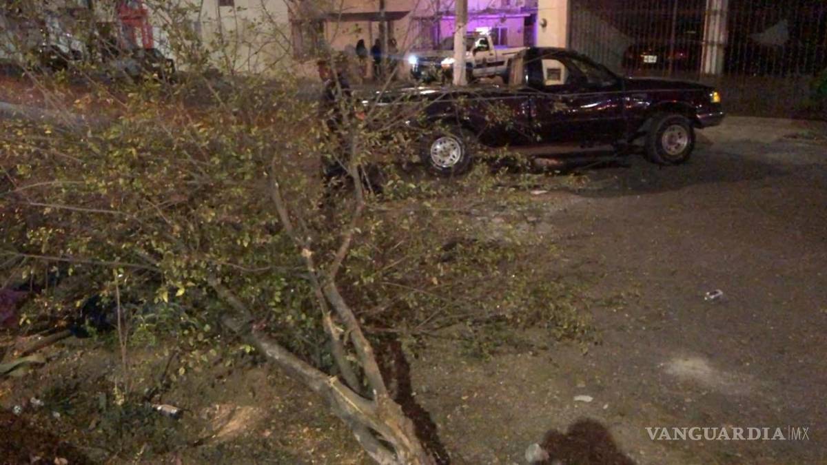 $!Atropella a motociclistas, vuelca y huye, dejando su camioneta