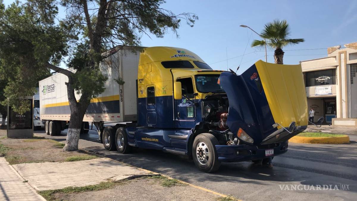 $!Rescatan a tres migrantes escondidos en camarote de tráiler en Saltillo