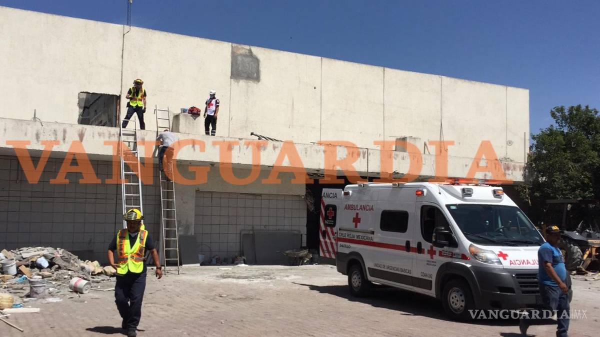 Bomberos rescatan a albañil caído de andamio en segundo piso en Saltillo