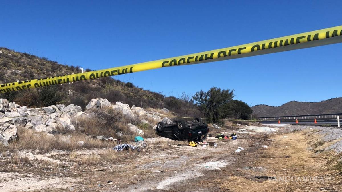 $!Fatal volcadura deja 4 muertos, entre ellos dos niños, en la carretera 57, a la altura de Puerto México