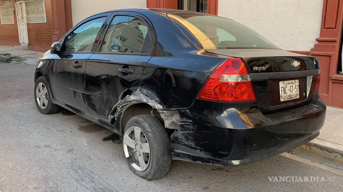 Impacta camión urbano de Saltillo a automóvil estacionado