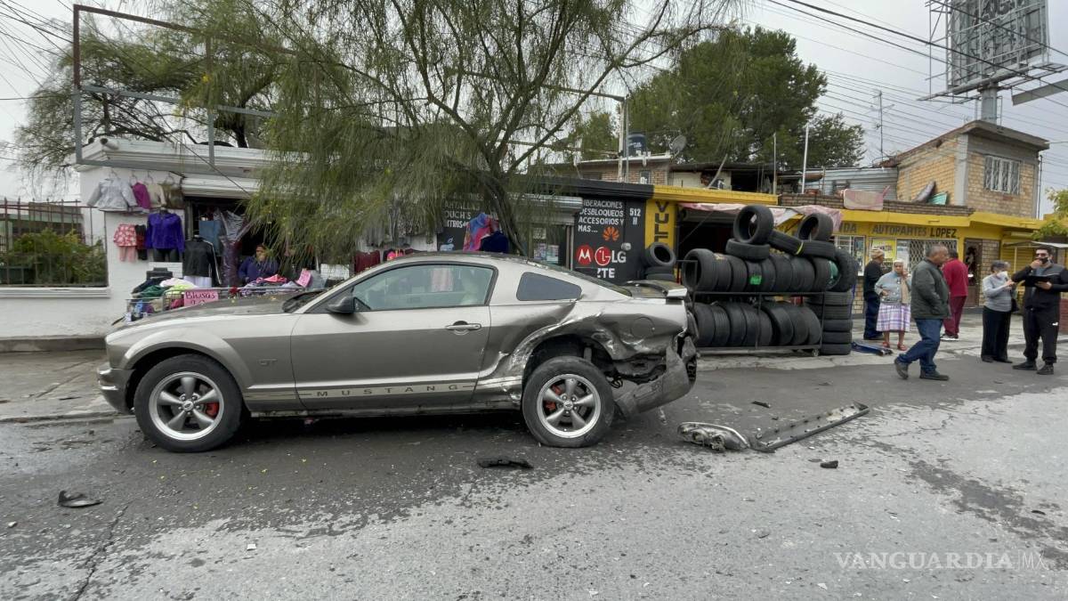 Le cierra el paso taxista, volantea e impacta auto