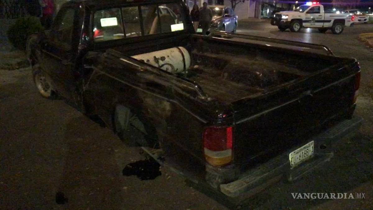 $!Atropella a motociclistas, vuelca y huye, dejando su camioneta