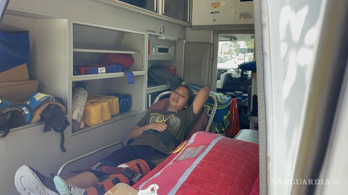 Saltillo: Taxista derriba a pareja que viajaba en motocicleta