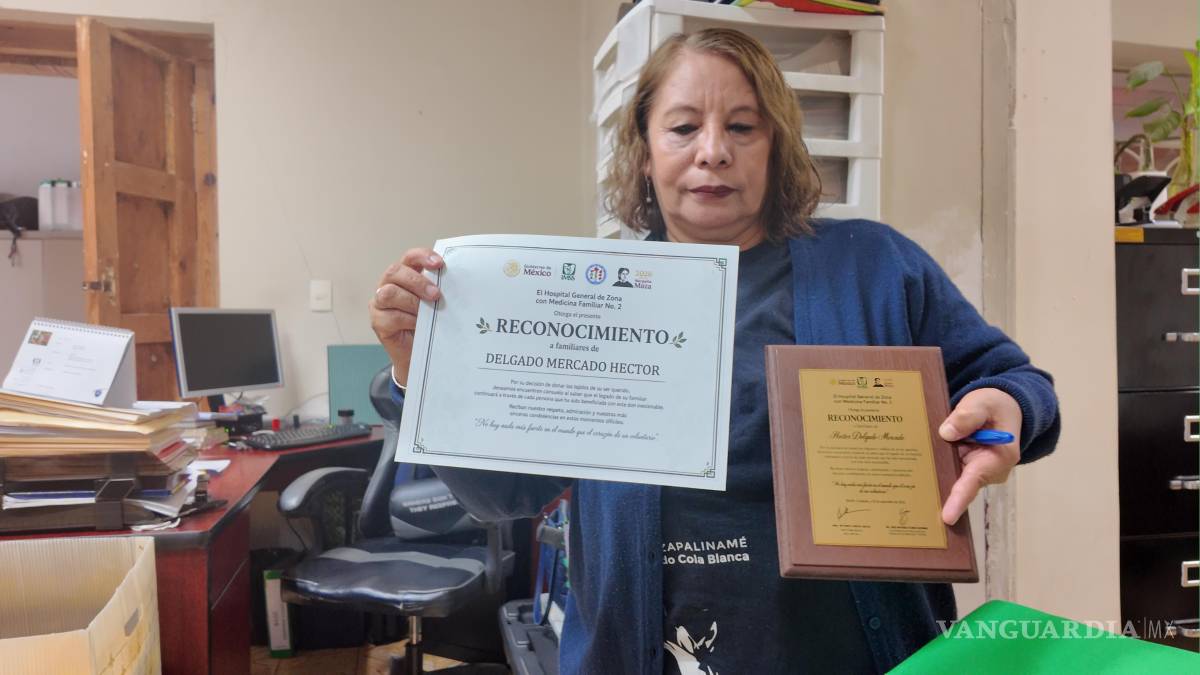 $!Claudia muestra orgullosa los reconocimientos a sus esposo Héctor, donador de órganos.