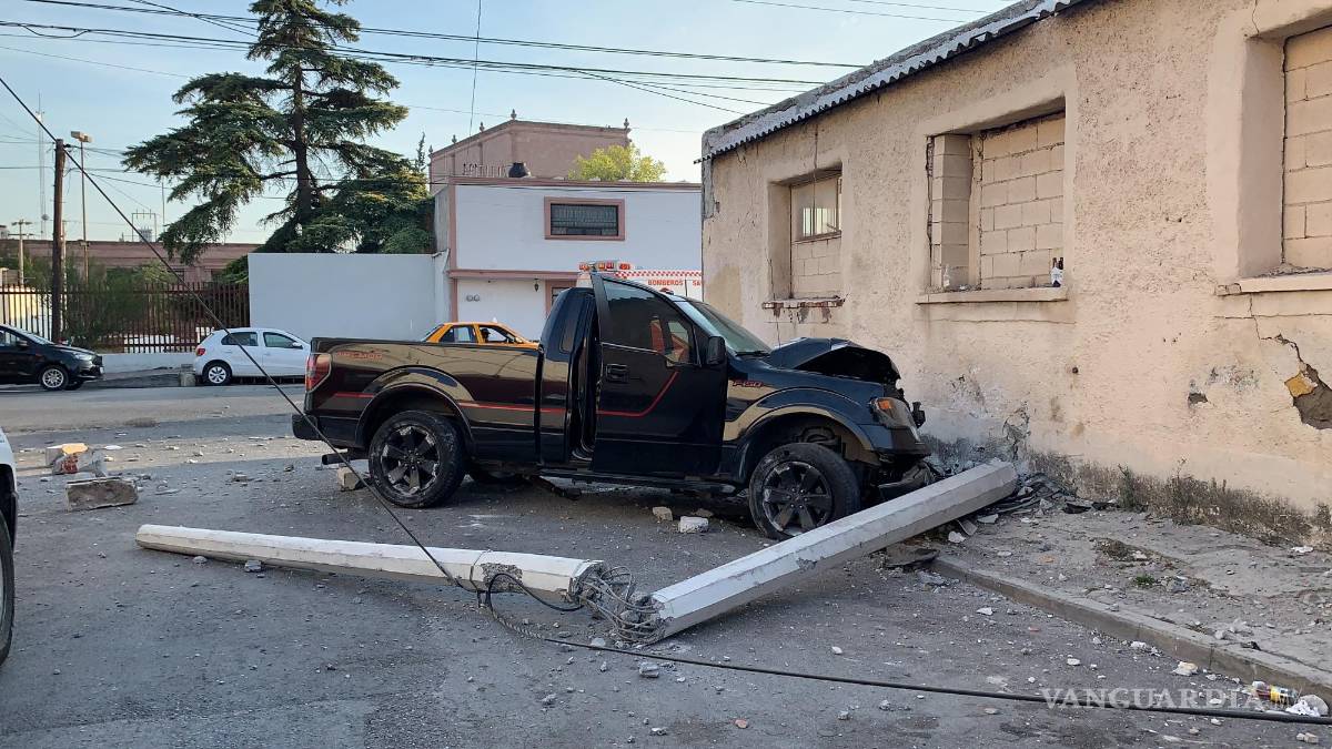 Ebrio conductor se estrella contra una barda y un poste en pleno Centro de Saltillo