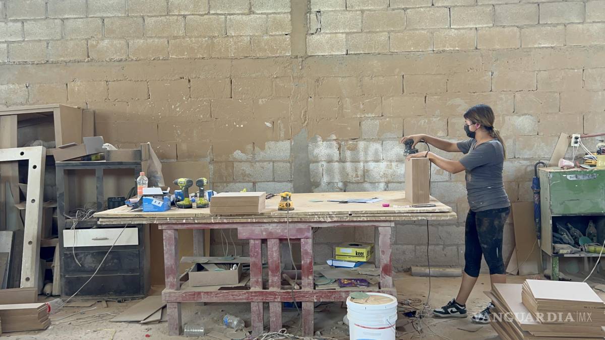 $!La mayoría de los muebles que se fabrican en El Cambio, terminan en alguna mueblería de Saltillo, Monterrey o Laredo