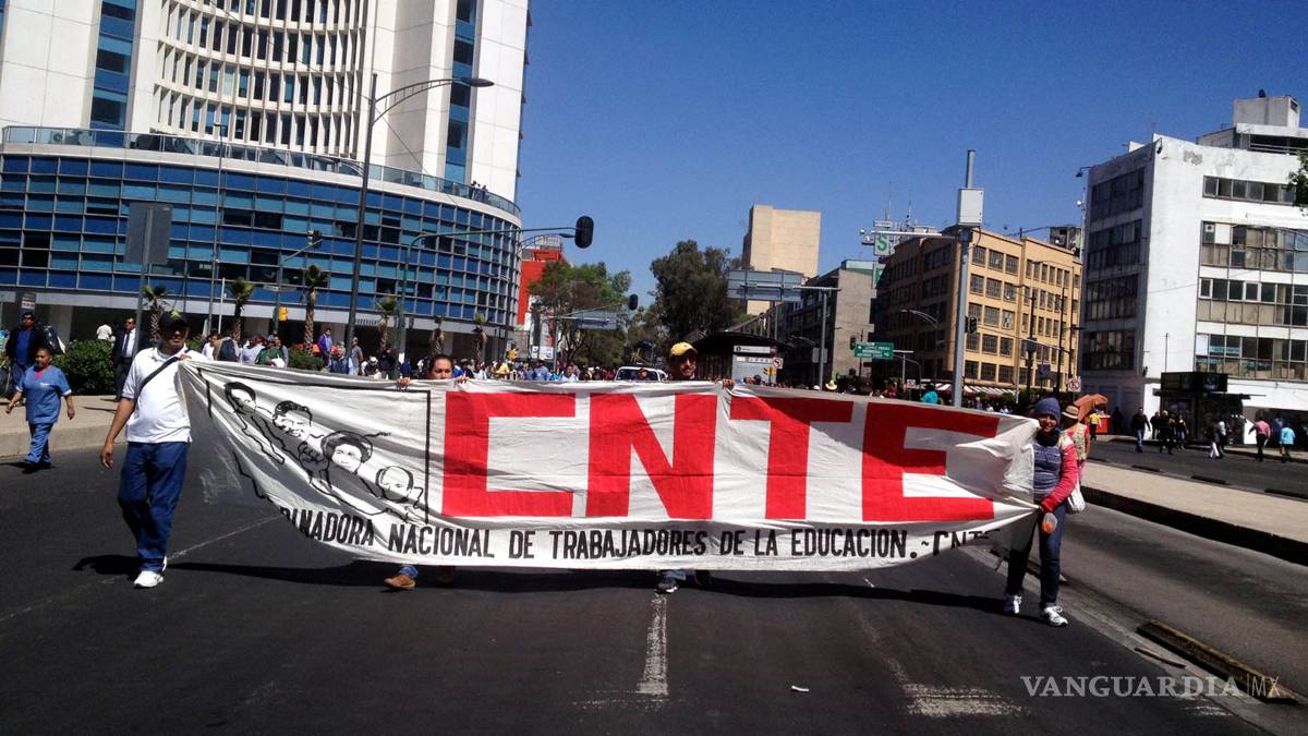 $!Sección 22 bloquea plazas comerciales en Oaxaca