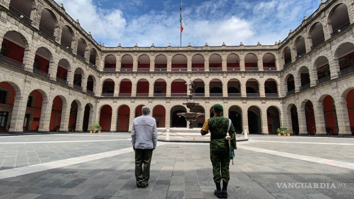 $!En el patio de Palacio Nacional, rinde AMLO homenaje a víctimas de COVID-19