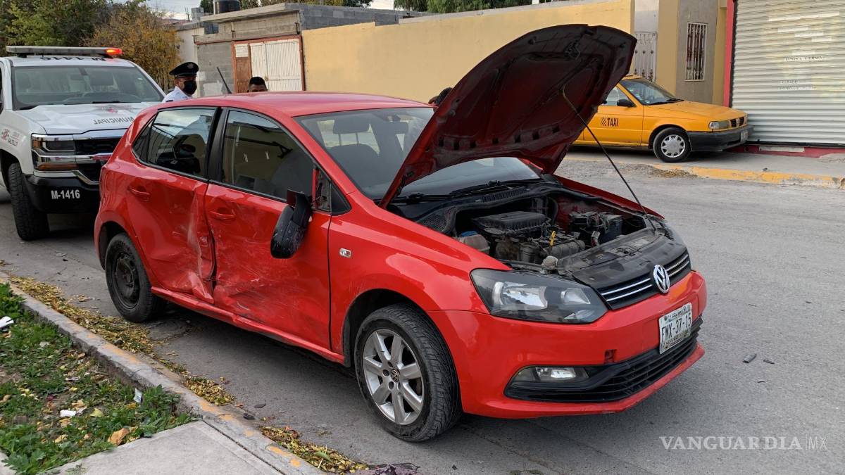 Impacta a vehículo cuando intentaba pasar un cruce