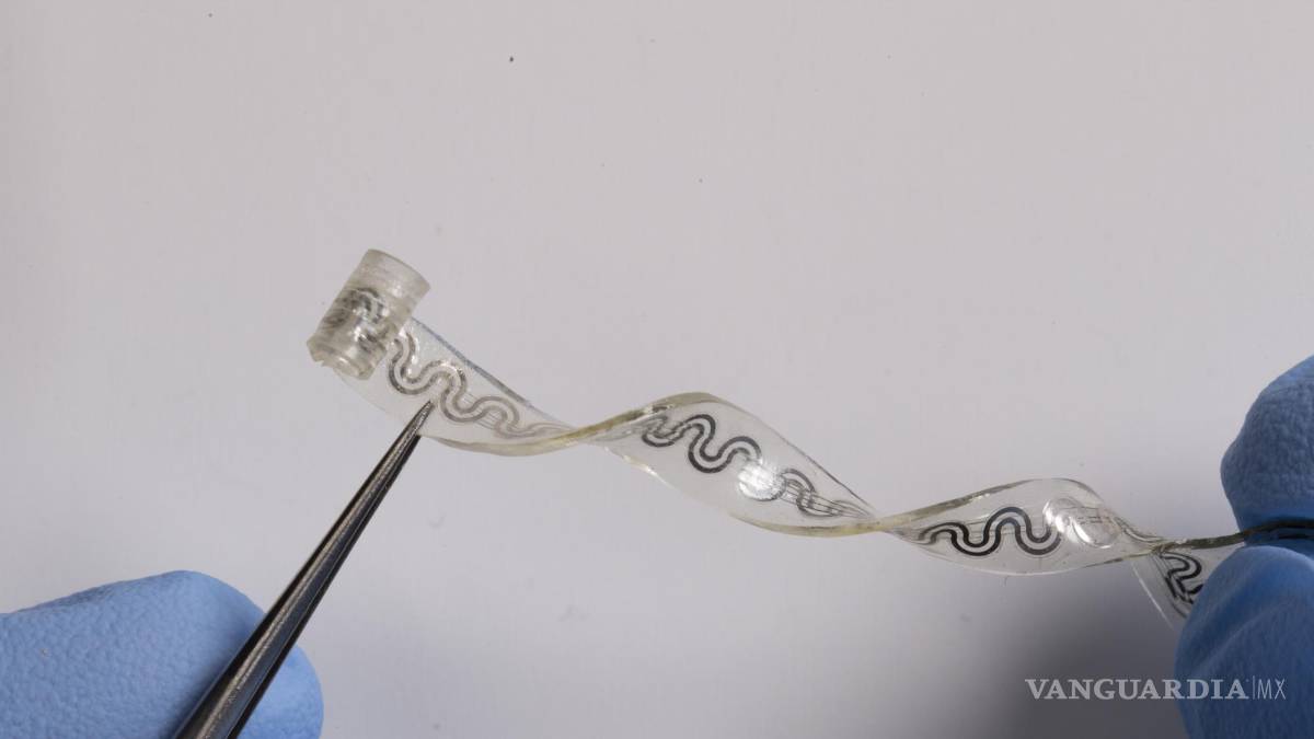 $!El dispositivo suave y flexible se dobla y se estira con el cuerpo.