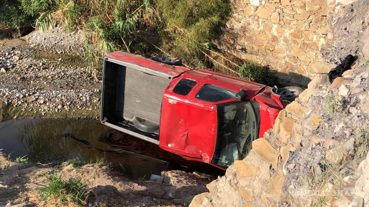$!Chocan camioneta y la mandan al arroyo en Ramos Arizpe