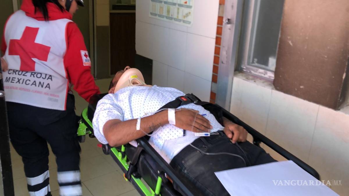 $!En Coahuila, pareja cae 10 metros en un barranco en su automóvil y logran sobrevivir