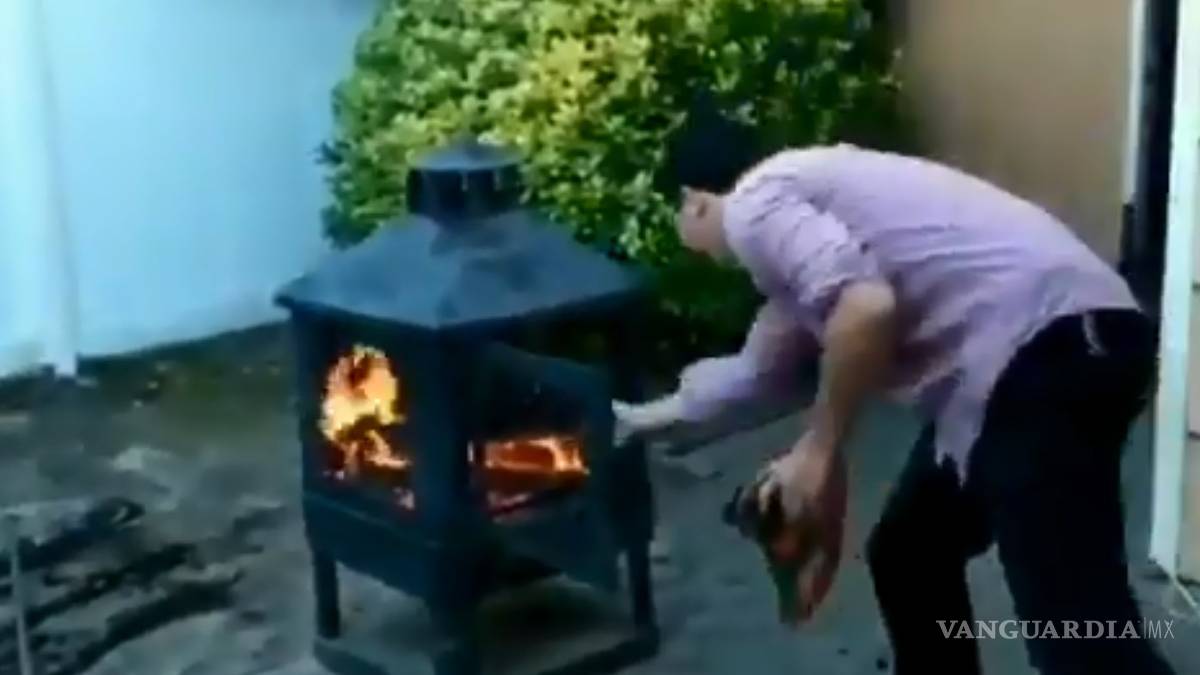 $!Queman tenis Nike por polémica campaña de Colin Kaepernick; acciones de la empresa van en picada