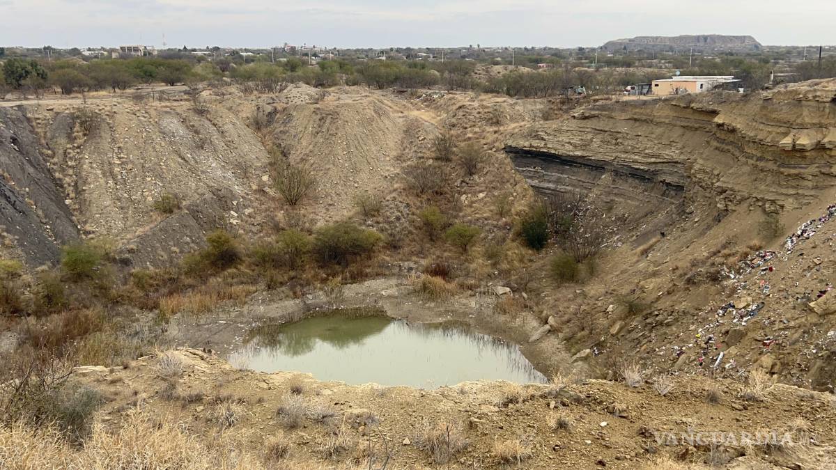 $!Los enormes tajos a cielo abierto quedaron sin taparse, como demanda la Ley General de Equilibrio Ecológico y la Protección al Ambiente. Y a pesar de la recomendación, tampoco se hizo.